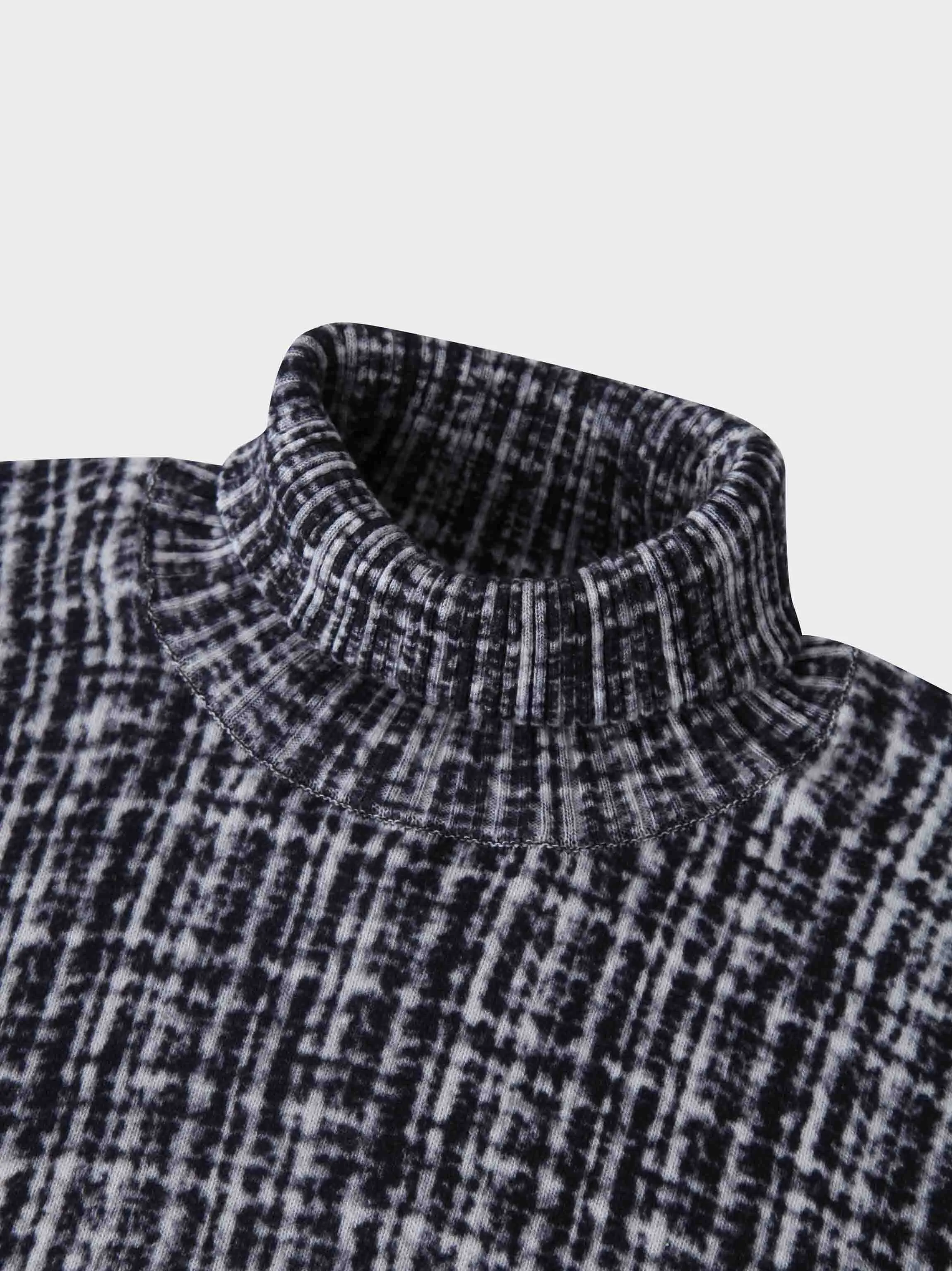 Thin Knit Turtleneck Sweater-Black/White Plaid